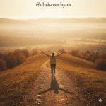 Personne debout sur une colline au coucher du soleil