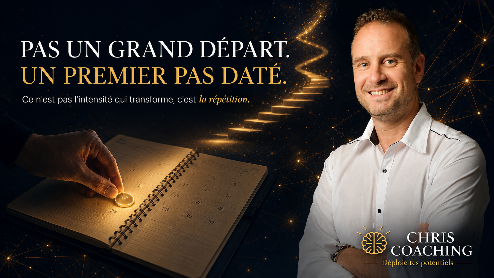 Main posant un repère lumineux sur une date d'un agenda dans la nuit, chemin de lumière dorée qui s'élève en arrière-plan, visuel Chris Coaching sur le premier pas daté