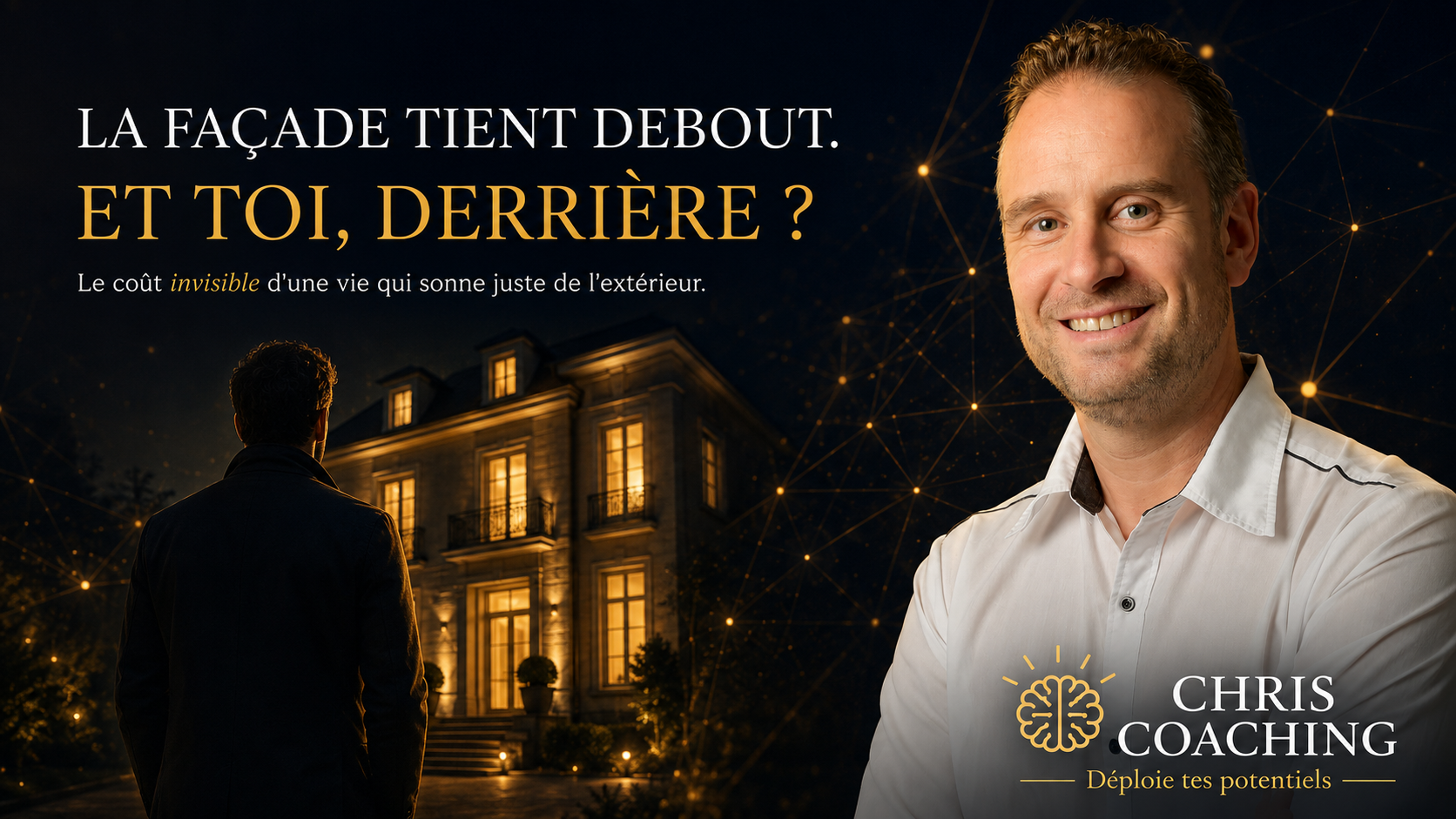Homme de dos devant une façade illuminée la nuit, lumière dorée et bleu nuit, visuel Chris Coaching sur la vie en façade et le coût de la dissonance