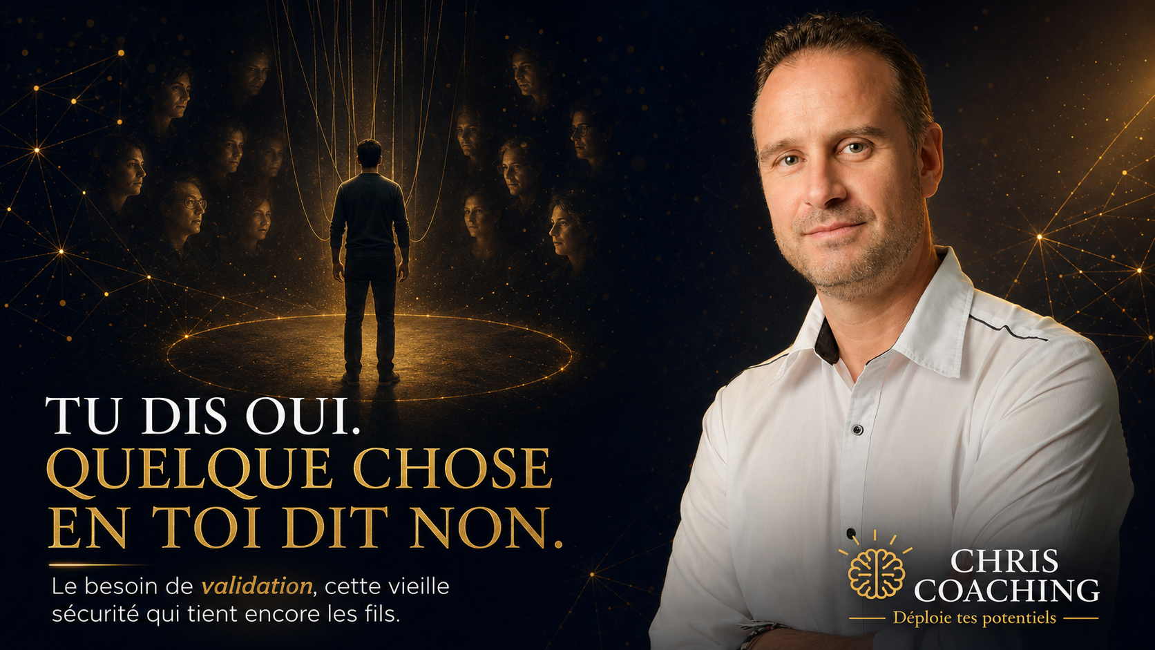 Homme éclairé par de nombreux regards lumineux dans la pénombre, fines attaches dorées sur ses épaules, visuel Chris Coaching sur le besoin de validation et le regard des autres
